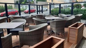 una fila di tavoli e sedie su un balcone di Hostal Galicia Arteixo ad Arteixo
