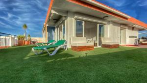 Zahrada ubytování Spectacular penthouse 100m from beach + 19 fotografií