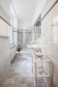 a bathroom with a sink and a tub and a toilet at Mondial Appartement Hotel in Vienna