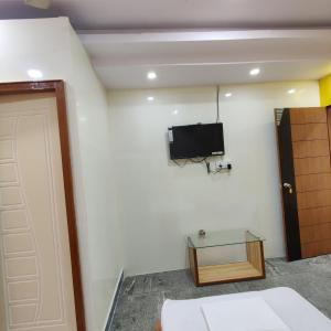 TV a/nebo společenská místnost v ubytování HOTEL SRI VAARI RESIDENCY