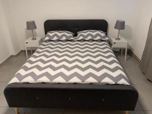 1 dormitorio con 2 almohadas en New Apartments, en Zagreb