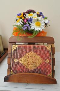 un ramo de flores sentado sobre una mesa en BLISS HOUSE Oradea, en Oradea