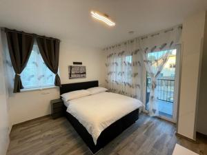 1 dormitorio con cama y ventana grande en Nici´s Appartements, en Litschau