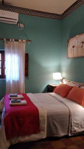 een slaapkamer met een groot bed en een rode deken bij Antigal in Copacabana