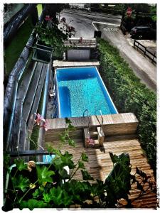 una vista dall'alto di una piscina in un cortile di Chalet Fiocco Di Neve a Pinzolo