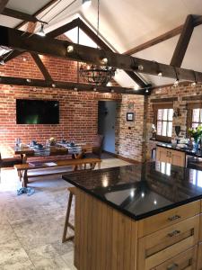Dapur atau dapur kecil di Grade 2 Listed Barn on the edge of Bournemouth and the New Forest