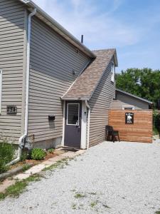 una casa con una puerta y un banco al lado en Willow B Inn en Kingsville