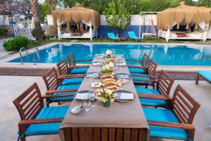 a long table with plates of food next to a pool at B&B Boutique Hotel in Dalyan