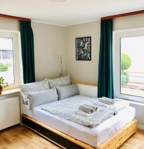 um quarto com uma cama com duas toalhas em urbanAPARTMENT No.1 Memmingen em Memmingen