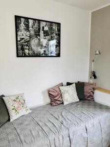 um sofá numa sala de estar com uma fotografia na parede em urbanAPARTMENT No.1 Memmingen em Memmingen