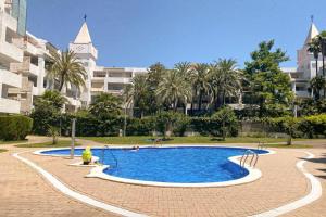 Bazén v ubytovaní Blue Marina - Terraza, piscina y Wifi gratis alebo v jeho blízkosti