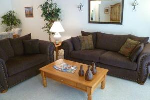 Sala de estar con 2 sofás y mesa de centro en Bella Diosa 'on the green', en Sedona