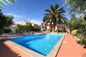 Bazén v ubytovaní Holiday Home Villa Margherita alebo v jeho blízkosti