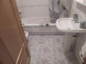 Koupelna v ubytování Apartamento de verano en Vilagarcía de Arousa + 8 fotografií