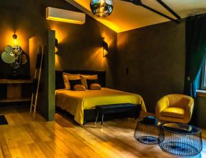 Beyne-HeusayParadis Secret的一间卧室,里面有一张床、一把椅子和一张桌子