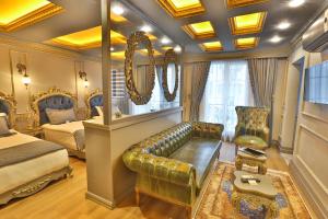 Tempat tidur dalam kamar di REAL KiNG SUiTE HOTEL