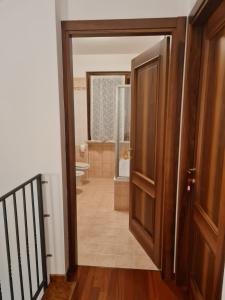 a hallway with a door open to a bathroom at Casa Andrè in Pescantina