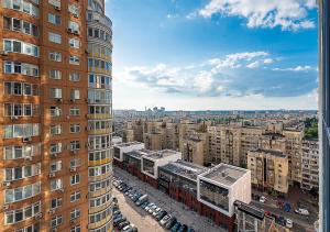 a view of a city from a tall building at Дизайнерські апартаменти на Оболоні в ЖК Smart Plaza Obolon біля станції метро Мінська in Kyiv