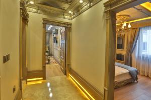 Postel nebo postele na pokoji v ubytování REAL KiNG SUiTE HOTEL