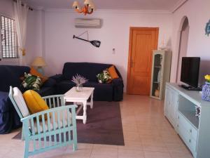 sala de estar con sofá y mesa en Villa Teresitas, Casa Grande en Gran Alacant en Gran Alacant