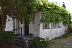 Casa blanca con porche y árboles en Pokoje gościnne u Eli en Świnoujście