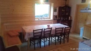 eine Küche mit einem Tisch mit Stühlen und einem Fenster in der Unterkunft Holiday home Polsak in Planina