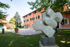 a statue of a flower in front of a building at Relais Villa Isabel in Pietrasanta