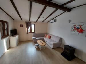 TV a/nebo společenská místnost v ubytování Holiday House Pag