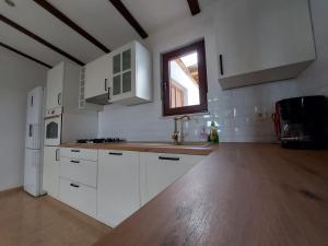 Kuchyň nebo kuchyňský kout v ubytování Holiday House Pag