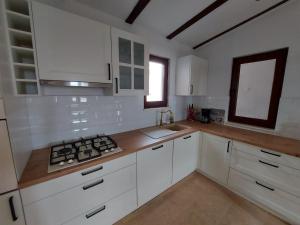 Kuchyň nebo kuchyňský kout v ubytování Holiday House Pag