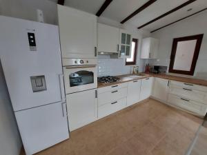 Kuchyň nebo kuchyňský kout v ubytování Holiday House Pag