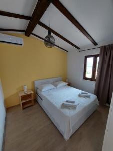 Postel nebo postele na pokoji v ubytování Holiday House Pag