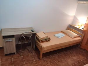 Postel nebo postele na pokoji v ubytování Guesthouse Lovćen