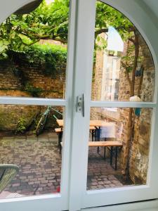uma porta aberta com vista para um pátio em Stadsvilla met patio in centrum Maastricht em Maastricht