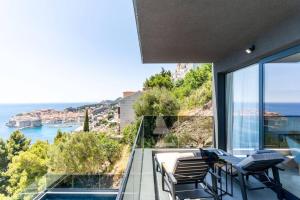 einen Balkon mit Stühlen und Meerblick in der Unterkunft New&Luxury 5* with an Amazing View - Pure Apartment in Dubrovnik