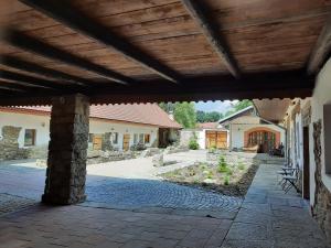 patio z drewnianym dachem i budynkiem w obiekcie Statek Ctiboř w mieście Ctiboř +3 zdjęcia