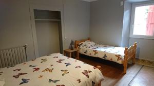 1 Schlafzimmer mit 2 Betten und einem Fenster in der Unterkunft Chez Baratier in Laviolle
