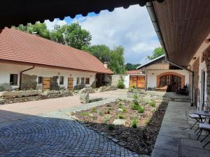 ogród na dziedzińcu budynku w obiekcie Statek Ctiboř w mieście Ctiboř