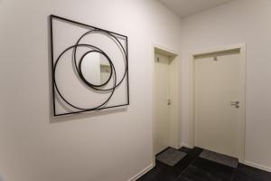 un couloir avec un miroir sur un mur à côté d'une porte dans l'établissement Loni's Place Apartments, à Ljubljana