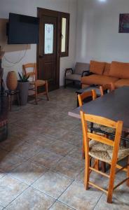 sala de estar con mesa, sillas y sofá en Το Σπίτι του Προκόπη, en Nicosia