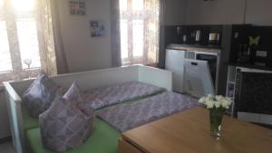 Ein Bett oder Betten in einem Zimmer der Unterkunft Ferienwohnung zum See
