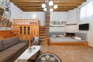 salon z kanapą i łóżkiem w obiekcie Traditional House Leventis w mieście Archangelos