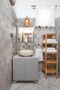 łazienka z umywalką i lustrem w obiekcie Traditional House Leventis w mieście Archangelos