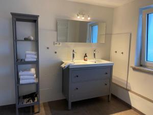 une salle de bain avec un lavabo et un miroir dans l'établissement Ferienwohnung Hohensee 1.OG, à Clausthal-Zellerfeld 25 autres photos