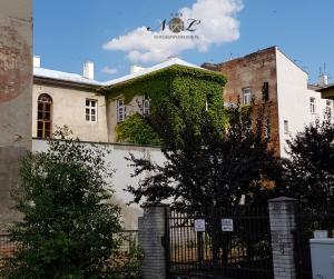 Un edificio con hiedra creciendo en el costado. en Apartament Peowiaków Gold, en Lublin