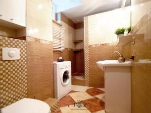 Un baño con lavadora y lavabo. en Apartament Peowiaków Gold, en Lublin 19 fotos más