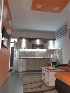 Кухня або міні-кухня у Apartman HEDONIJA