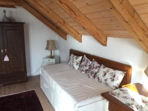 ein Schlafzimmer mit einem Bett mit Kissen darauf in der Unterkunft Haus am See in Därligen