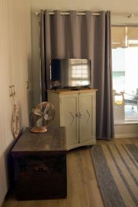 TV a/nebo společenská místnost v ubytování Dreamy Beach Room