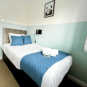 Llit o llits en una habitació de 4 bed family home wifi, netflix, parking, close to wicksteed park